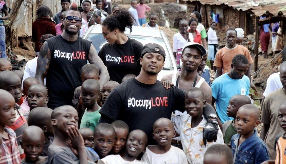Hayón with the #OccupyLOVE team and children abroad